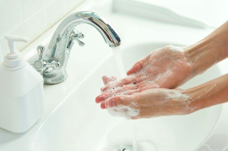 plauti rankas su muilu, kad išvengtumėte kirminų